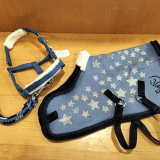 CUDDLE PONY Set accesorios HKM Sports Equipment Manta, cabezada y ramal, estampado estrellas azul - Imagen 1