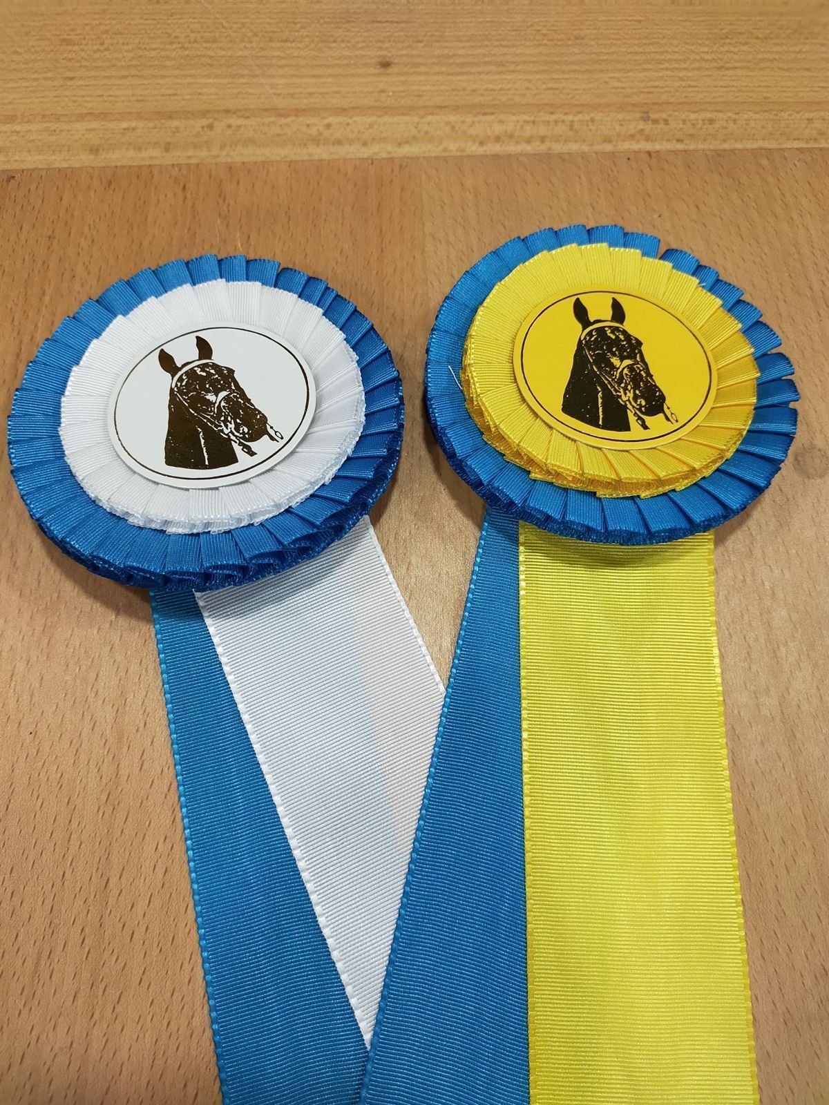 Escarapela de concurso HH con dos bandas de lazo, azul/amarillo - Imagen 3