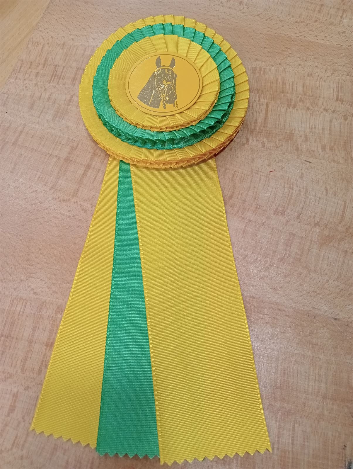 Escarapela de concurso HH con tres bandas de lazo, amarillo/verde/amarillo - Imagen 1