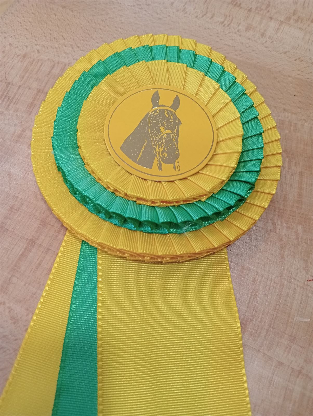 Escarapela de concurso HH con tres bandas de lazo, amarillo/verde/amarillo - Imagen 2