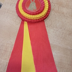 Escarapela de concurso HH con tres bandas de lazo, rojo/amarillo/rojo - Imagen 1