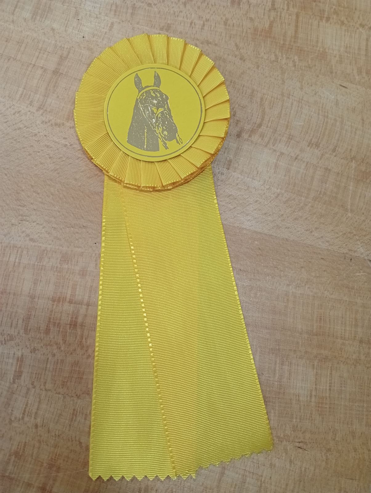 Escarapela de concurso HH con una banda de lazo amarillo - Imagen 1