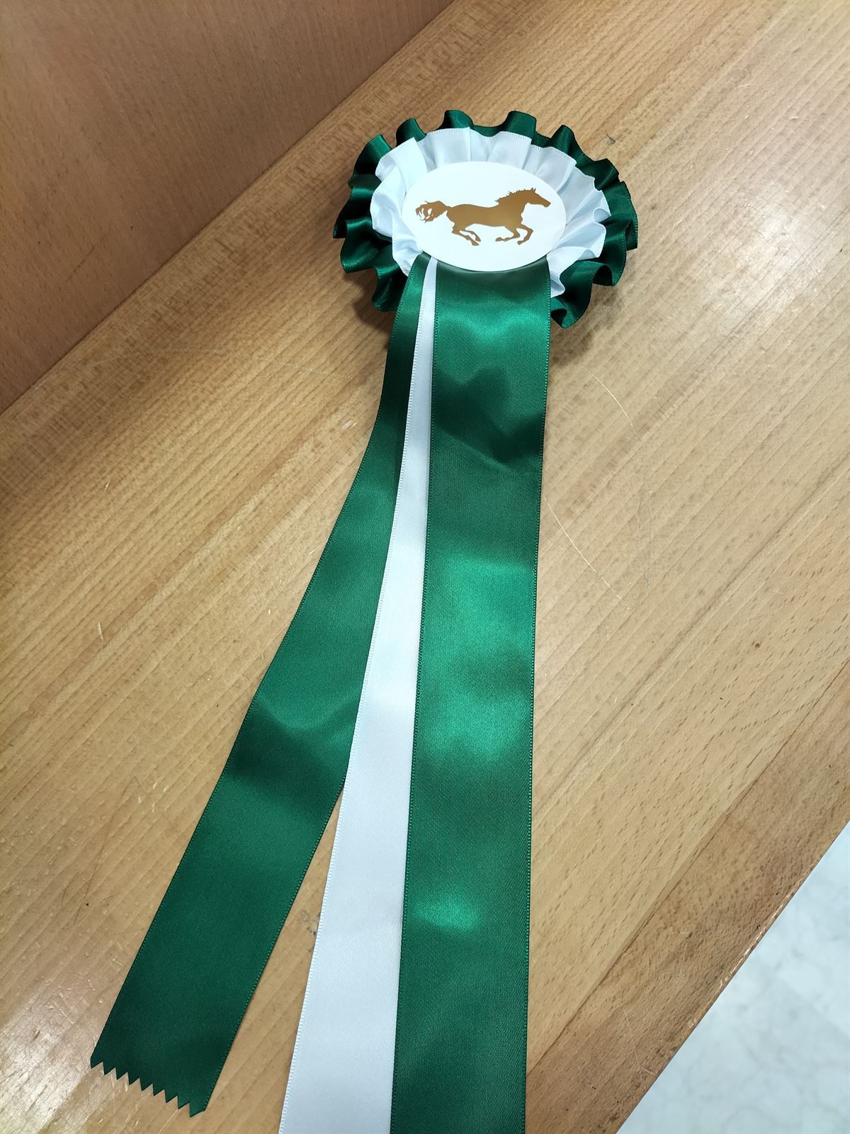 Escarapela de concurso HKM con dos bandas de lazo, verde/blanco - Imagen 2