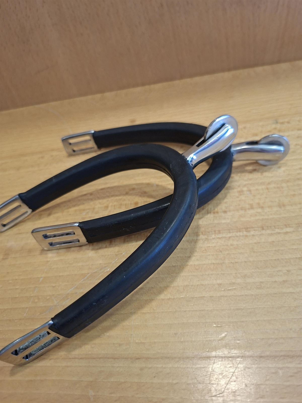 Espuela inglesa ZALDI protector goma ruleta plana inox gallo 30mm - Imagen 2