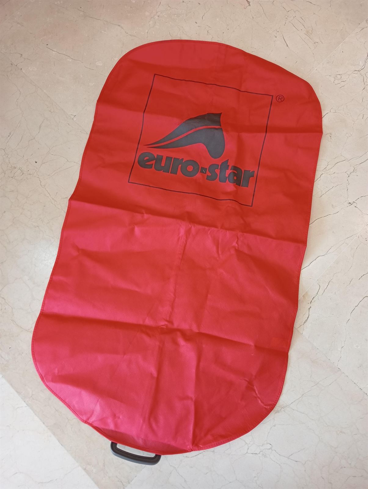 Funda chaqueta EUROSTAR tela asa plástico color rojo - Imagen 3