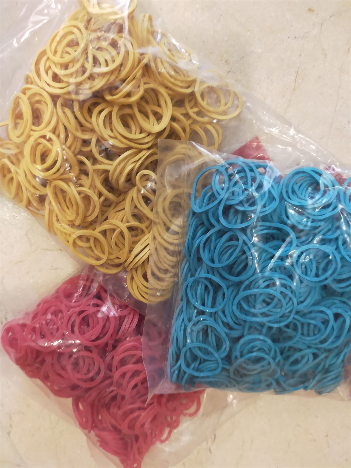 Gomas para crines, bolsa 500 unidades, color amarillo - Imagen 1