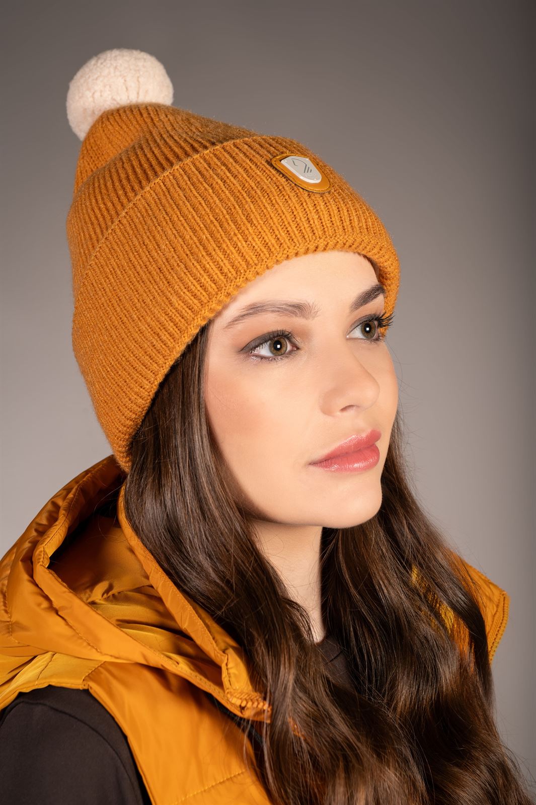 Gorro LAURIA GARRELLI Arezzo color mostaza - Imagen 2
