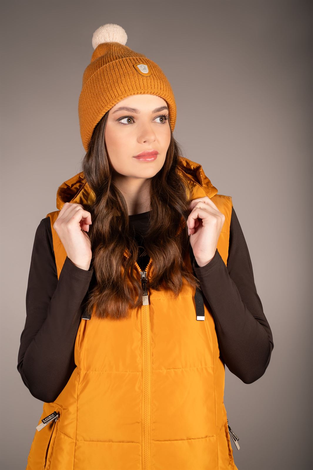 Gorro LAURIA GARRELLI Arezzo color mostaza - Imagen 3