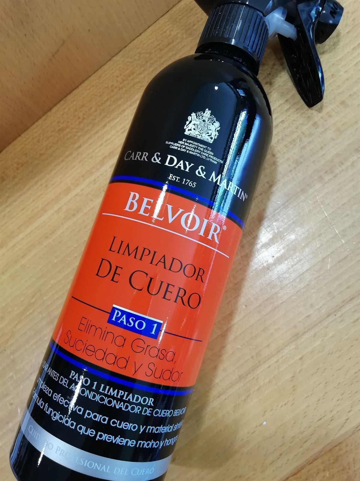 Jaboncillo CARR  & DAY & MARTIN, spray, Tack cleaner paso 1 - Imagen 1