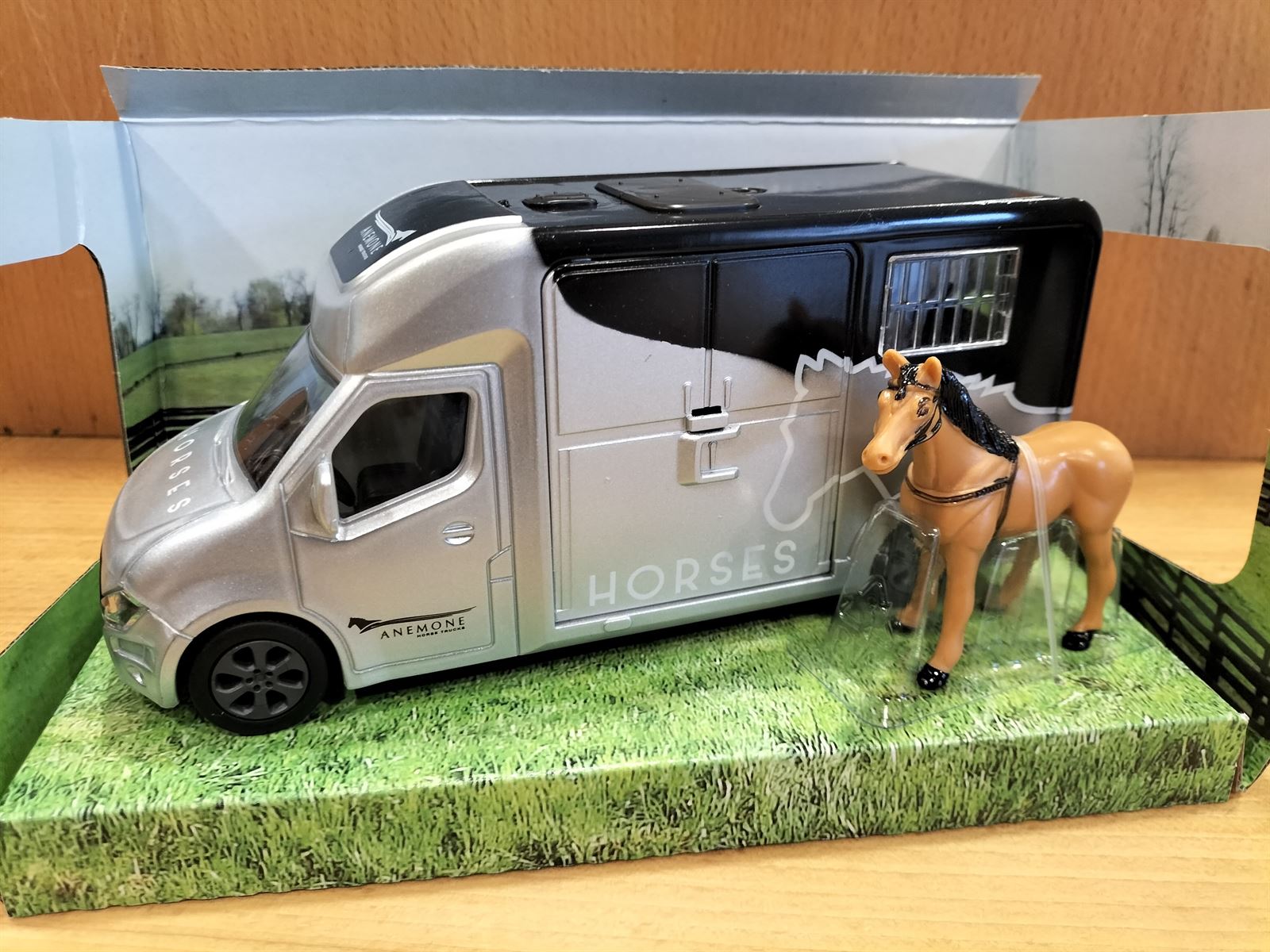 Juguete Van caballos con camioneta gris/negra - Imagen 3