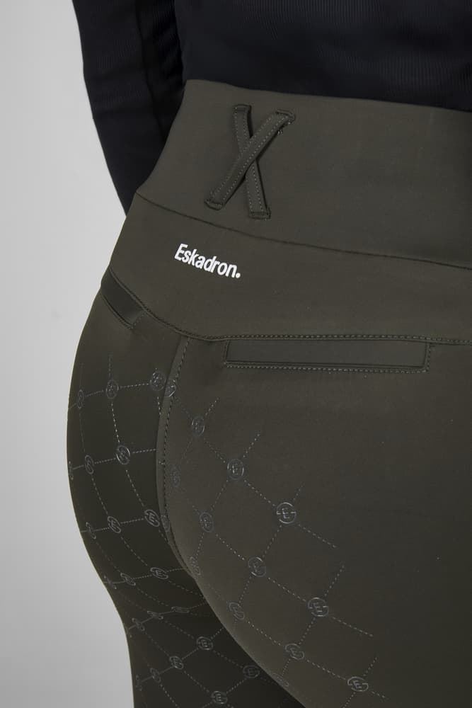 Legging ESKADRON Tight color verde, culera grip - Imagen 3