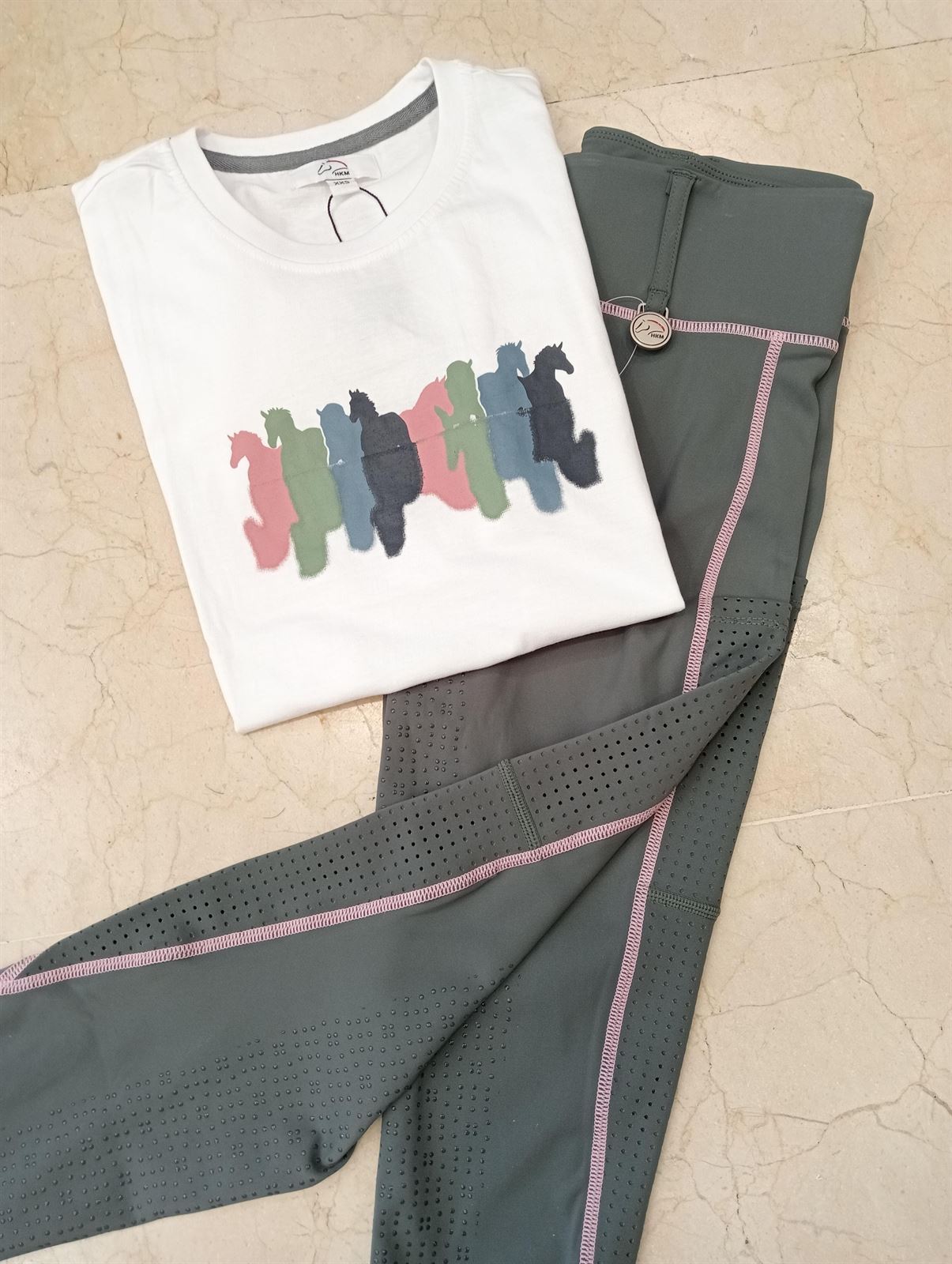 Legging HKM Sports Equipment mujer Juna grip en culera color verde grisáceo con costuras rosas - Imagen 2