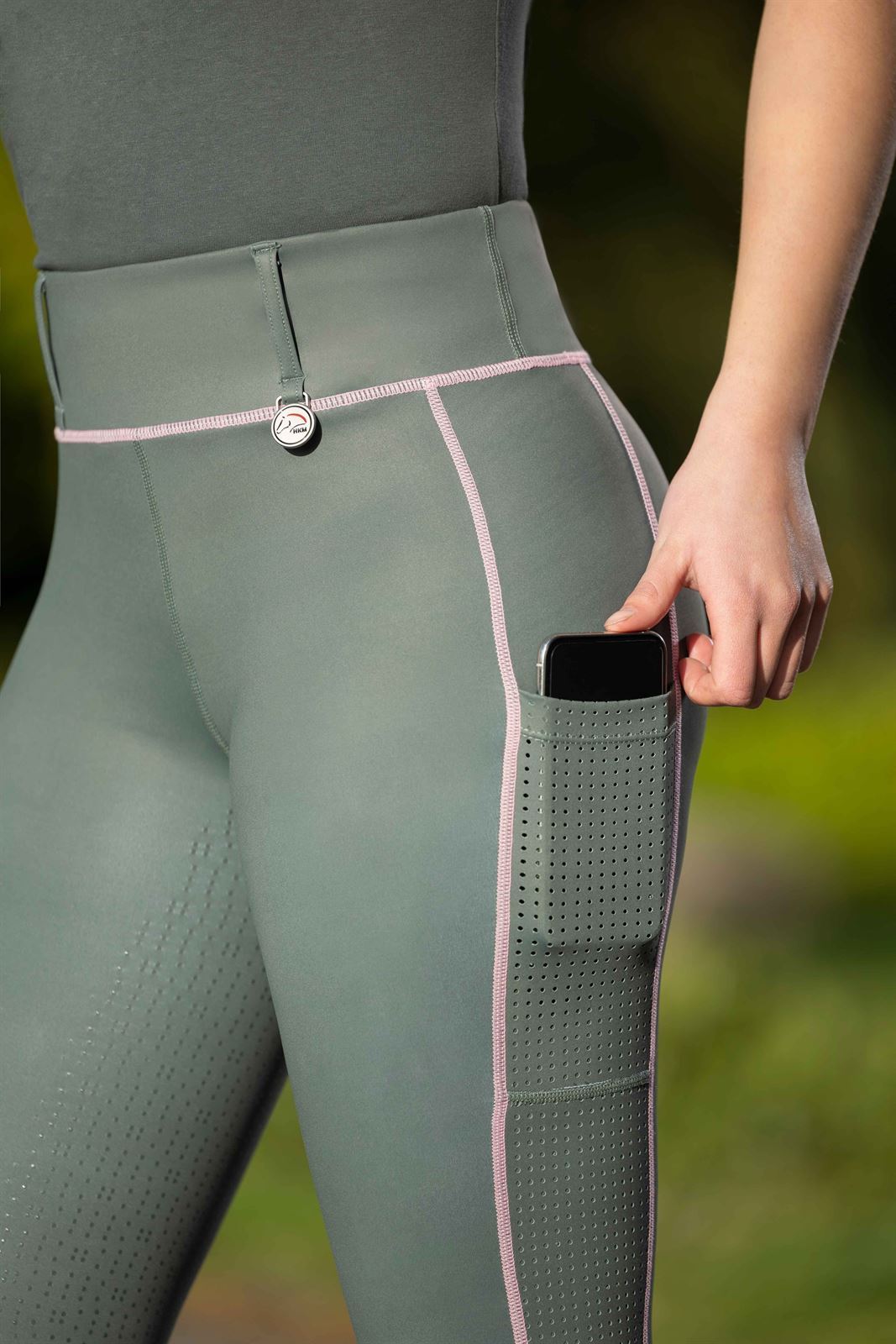 Legging HKM Sports Equipment mujer Juna grip en culera color verde grisáceo con costuras rosas - Imagen 4