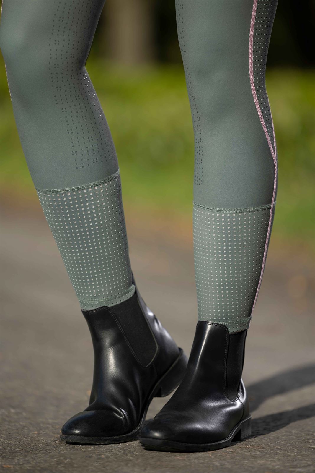 Legging HKM Sports Equipment mujer Juna grip en culera color verde grisáceo con costuras rosas - Imagen 6