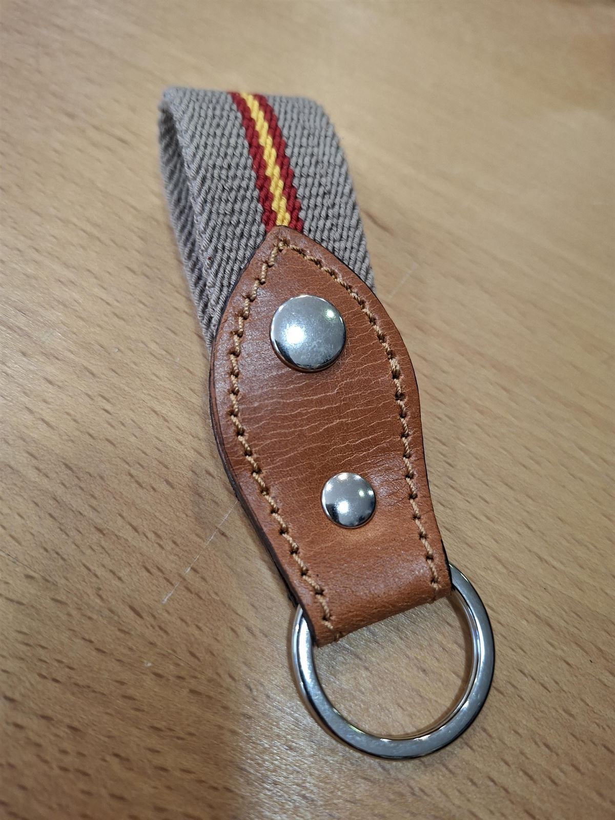 Llavero piel con broche y lona beige con bandera España - Imagen 1