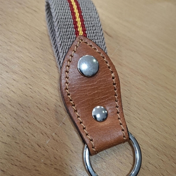 Llavero piel con broche y lona beige con bandera España - Imagen 1
