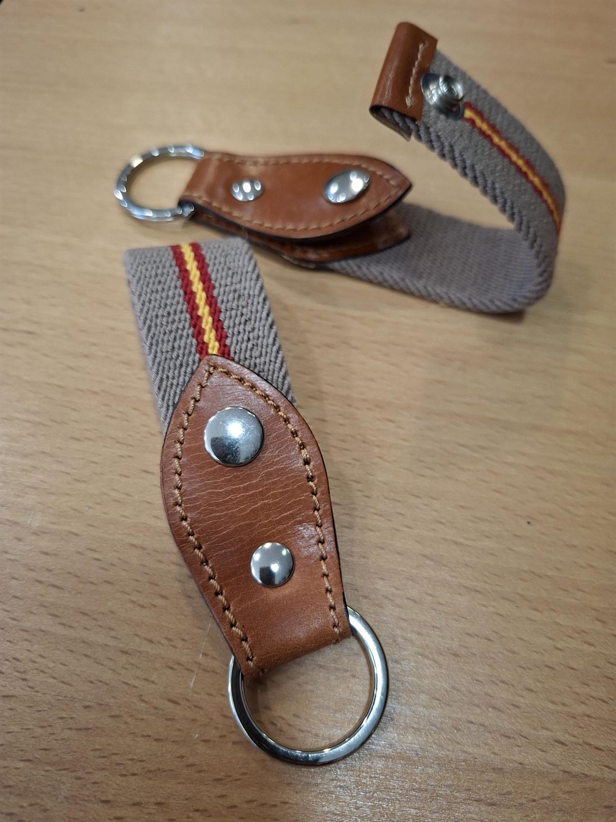 Llavero piel con broche y lona beige con bandera España - Imagen 2