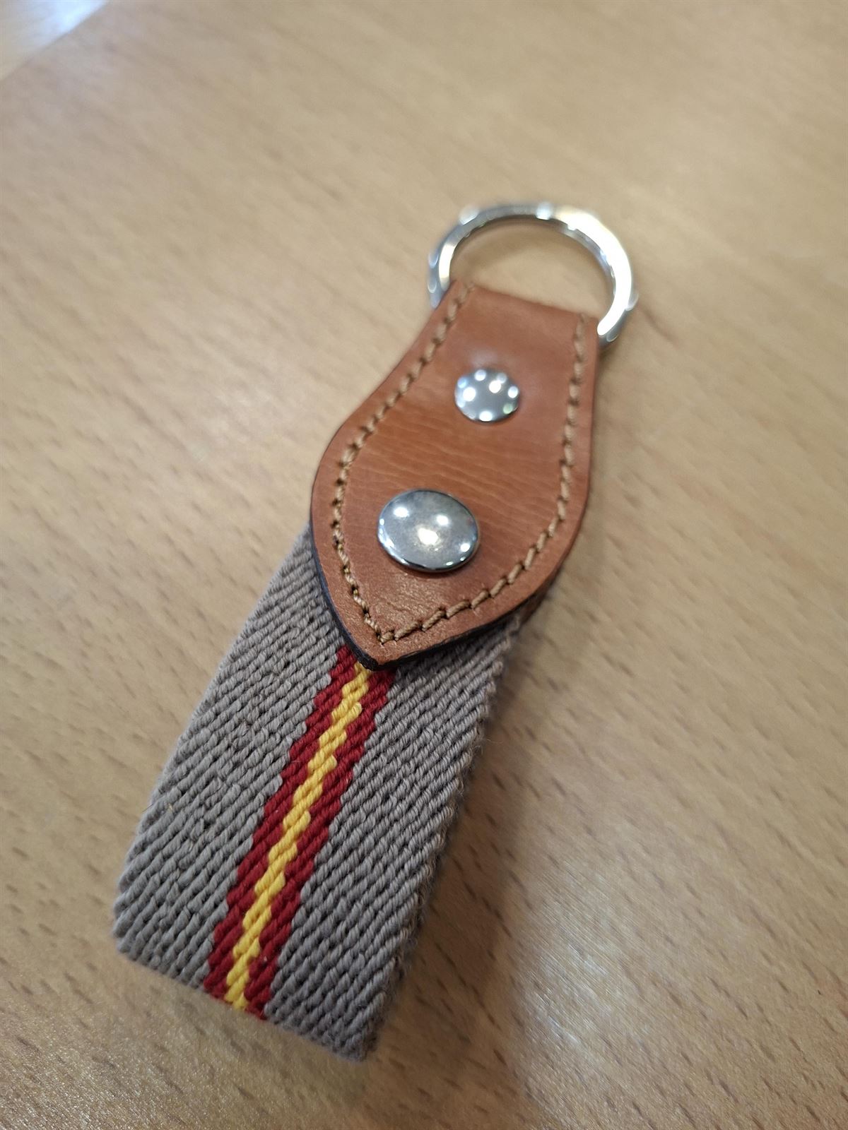 Llavero piel con broche y lona beige con bandera España - Imagen 3