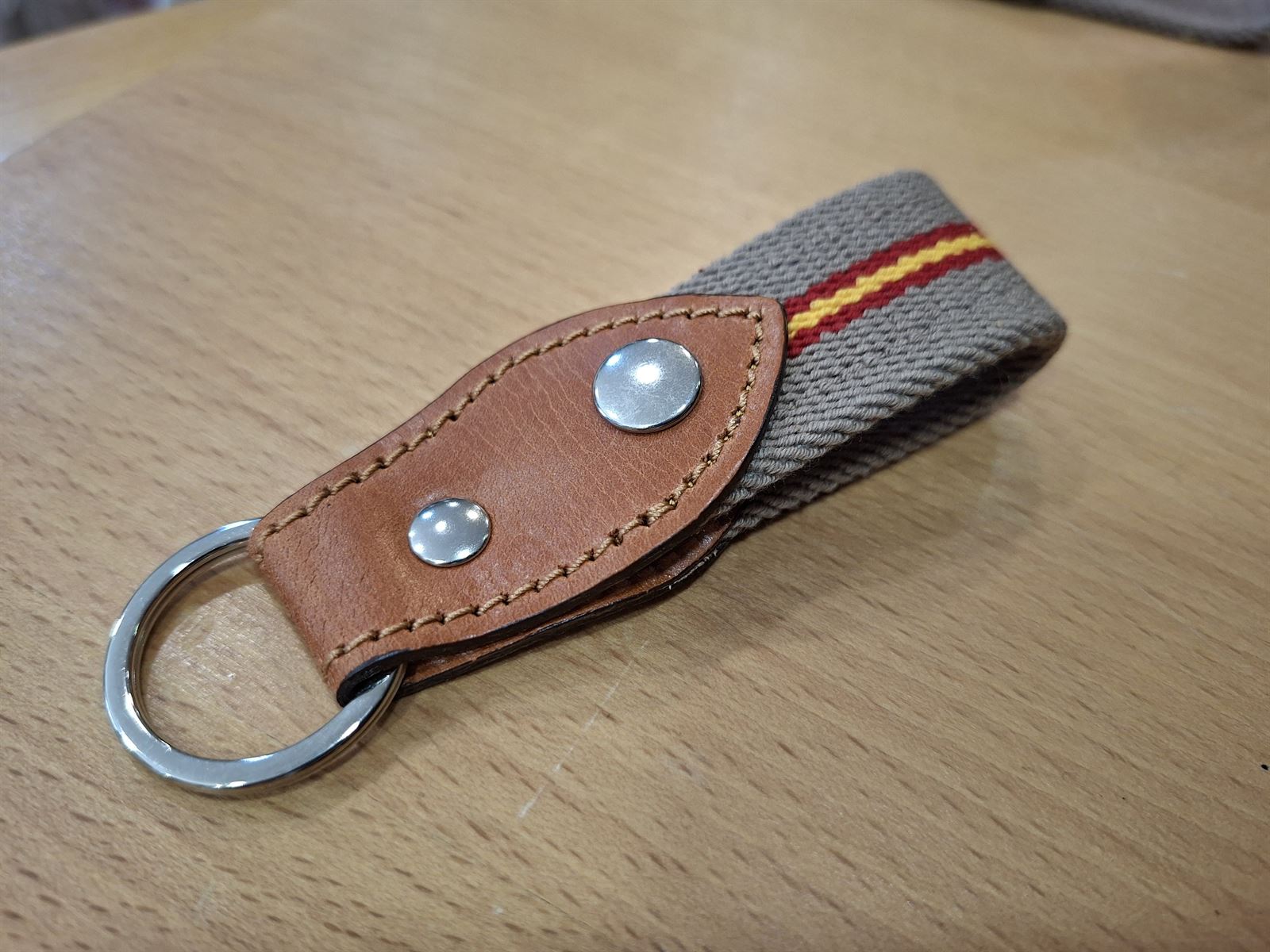 Llavero piel con broche y lona beige con bandera España - Imagen 4
