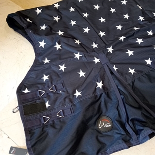 Manta HKM Sports Equipment Norwich impermeable cuello alto estampado estrellas 100 gr de relleno TALLA 135 - Imagen 1