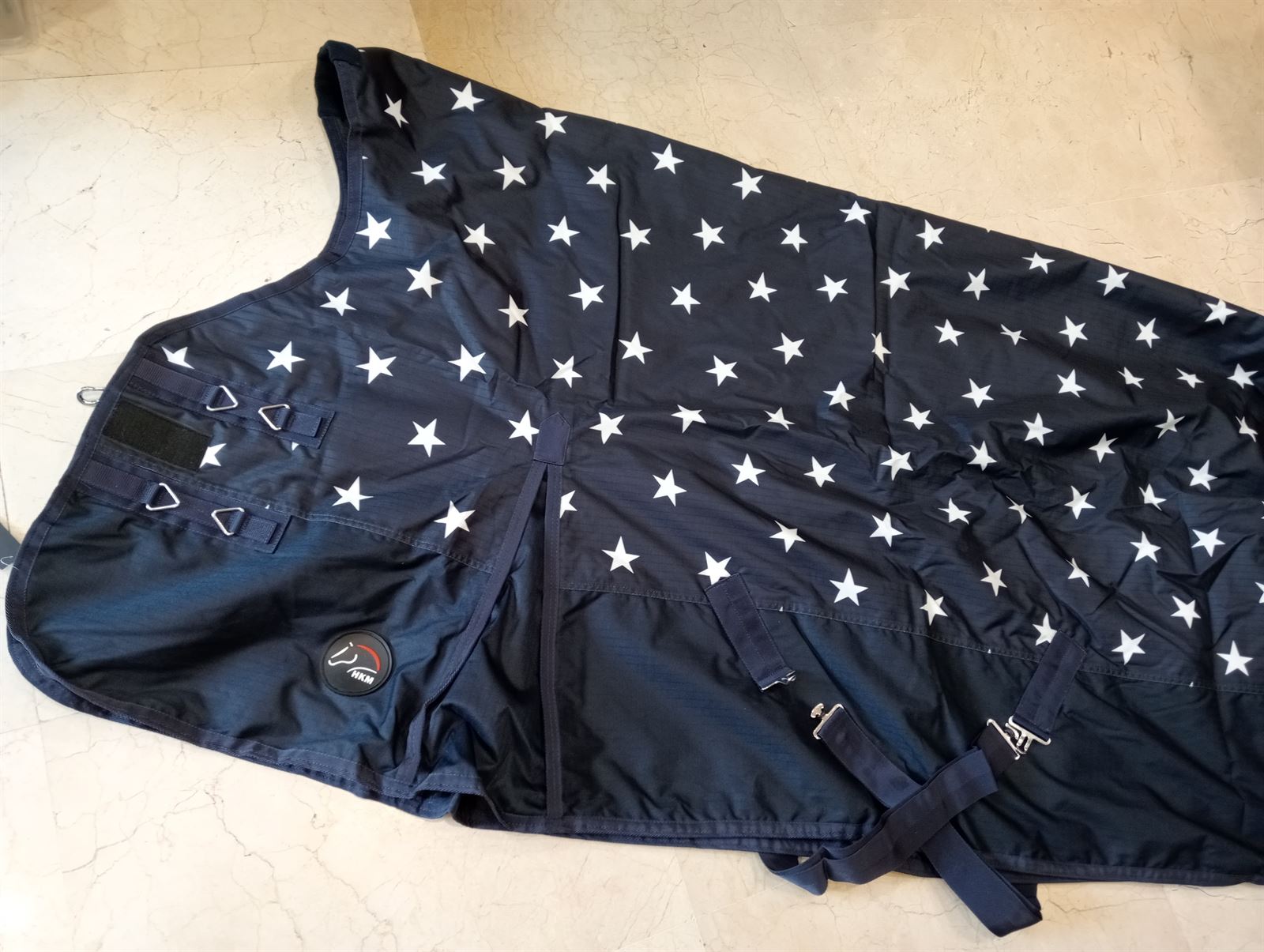 Manta HKM Sports Equipment Norwich impermeable cuello alto estampado estrellas 100 gr de relleno TALLA 135 - Imagen 2