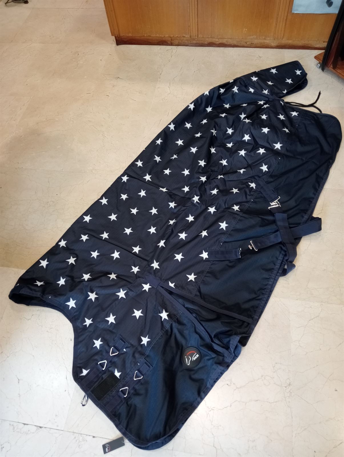 Manta HKM Sports Equipment Norwich impermeable cuello alto estampado estrellas 100 gr de relleno TALLA 135 - Imagen 3