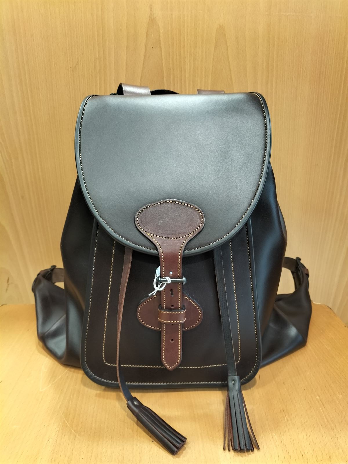 Mochila/morral de piel engrasada marrón grande con solapa cosida y cierre hebilla pavonada - Imagen 4