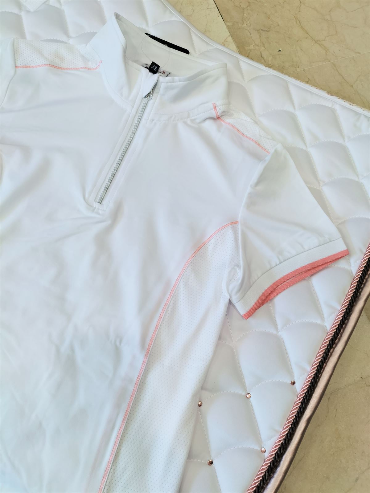 Polo concurso mujer HKM Sports Equipment Equilibrio Style color blanco con costura coral - Imagen 1