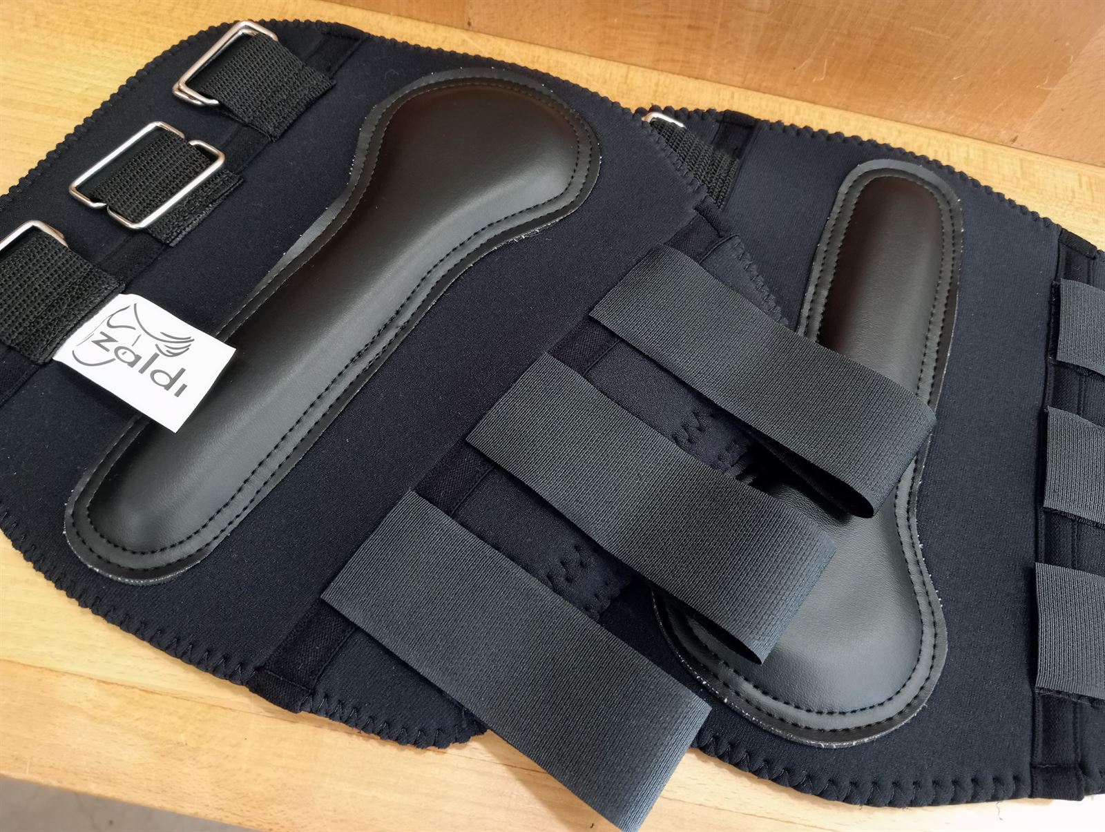Protectores ZALDI delanteros neopreno color negro TALLA COB (par) - Imagen 2