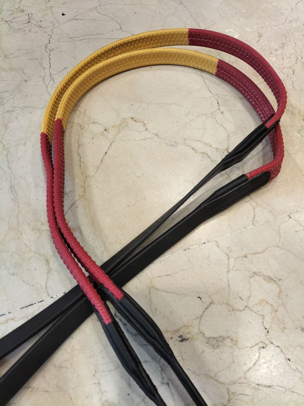 Riendas de goma LEXHIS, cuero color negro y goma rojo/amarillo - Imagen 1