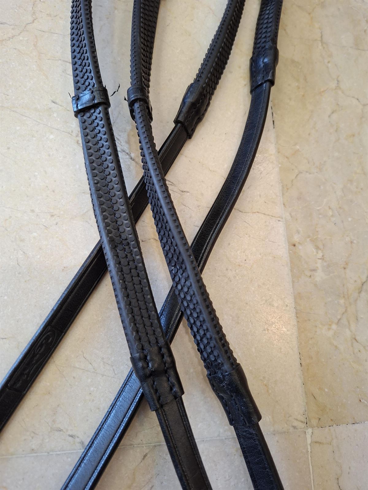 Riendas de goma LEXHIS GREEN, cuero color negro y goma negra con tacos - Imagen 2