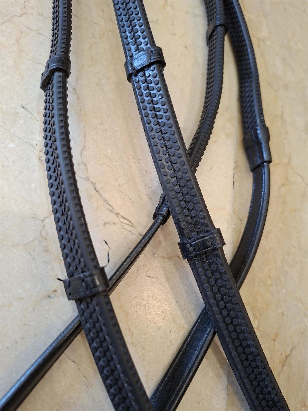 Riendas de goma LEXHIS GREEN, cuero color negro y goma negra con tacos - Imagen 3
