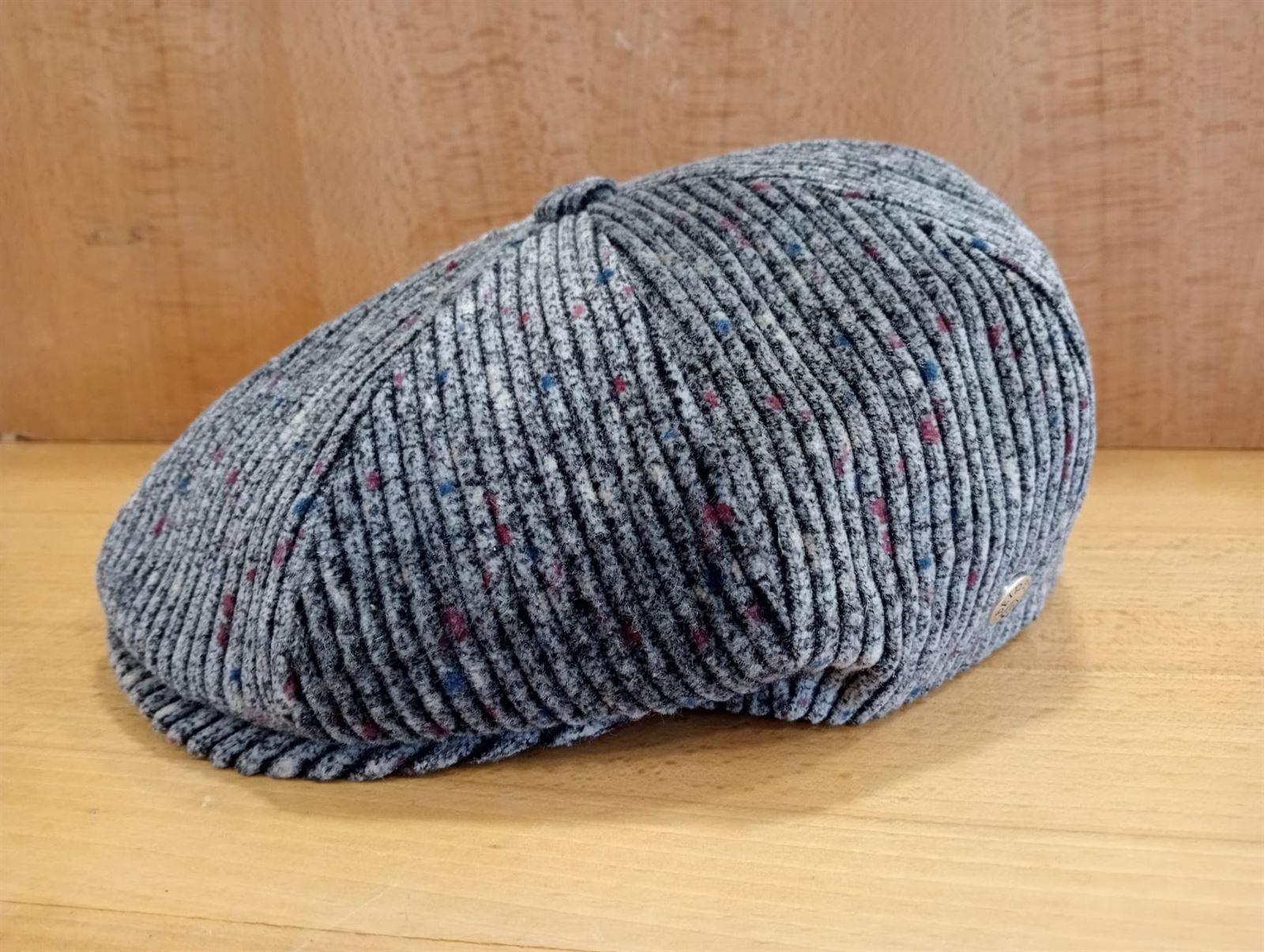 Visera BEIRETS de pana tono gris con motitas granates y azules - Imagen 2